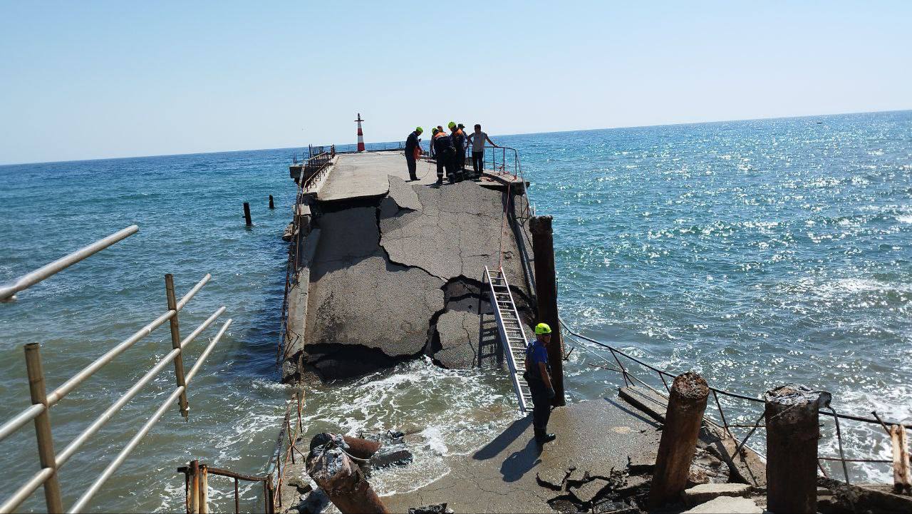 С обрушившегося причала в Алуште спасатели эвакуировали четырëх рыбаков