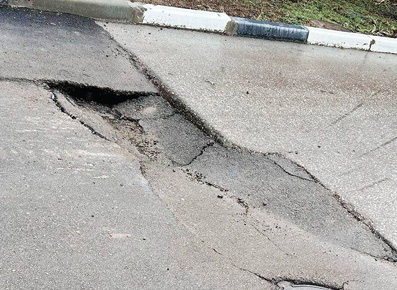 На улице Гражданской в Симферополе после ремонта водовода провалилась дорога
