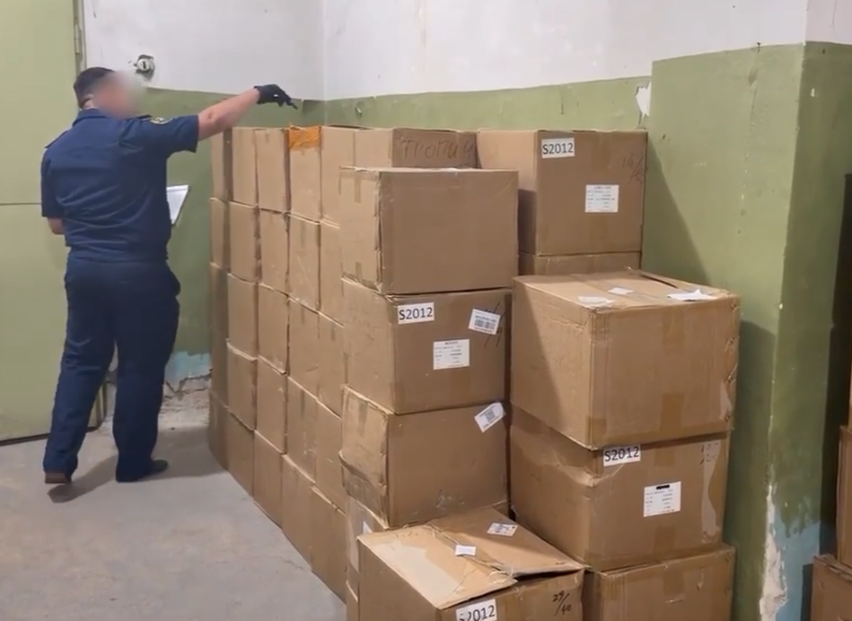 Двое крымчан организовали подпольную торговлю вейпами на 90 миллионов рублей