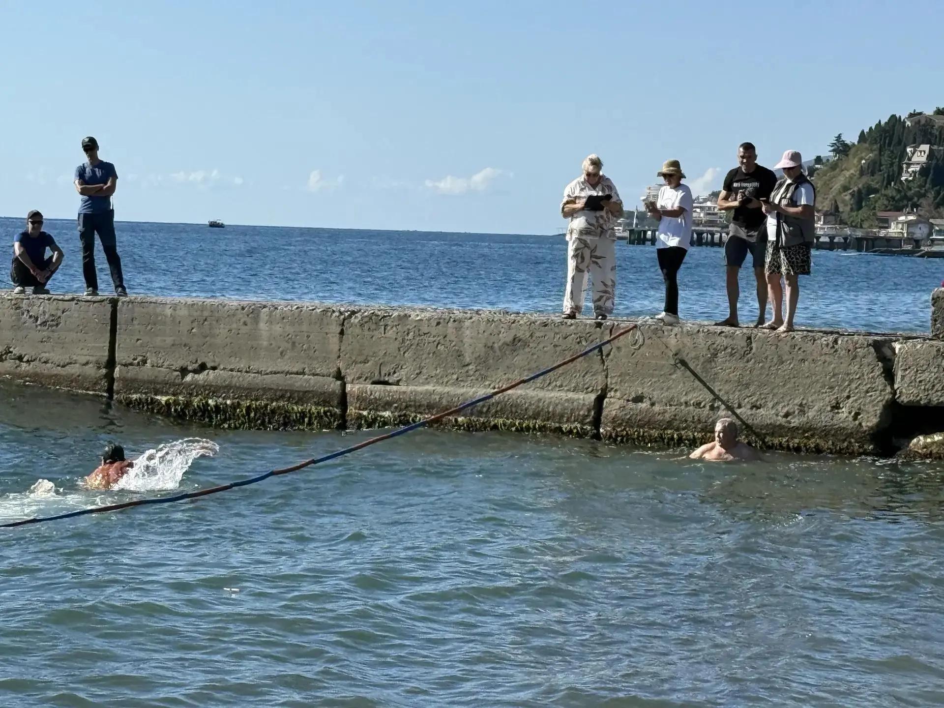 Алуштинские пенсионеры устроили заплыв и попали в зачёт ГТО