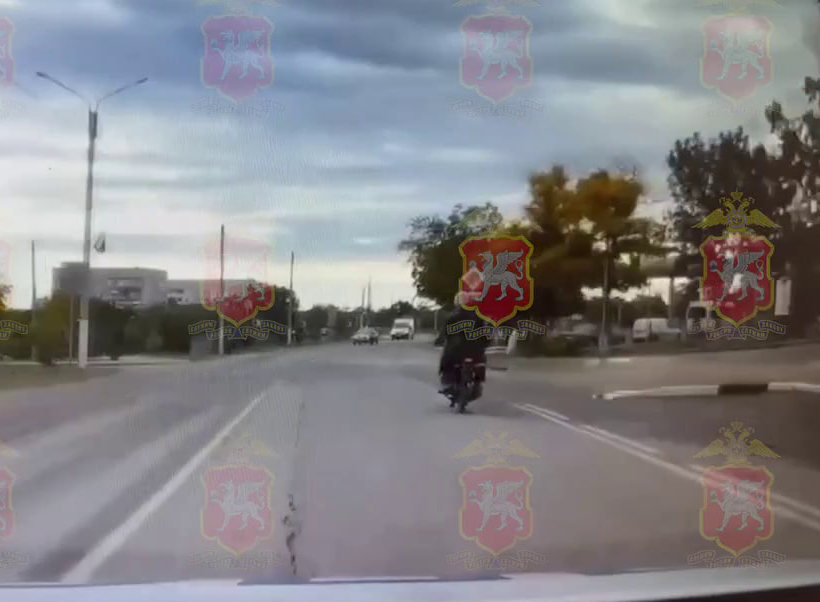 В Черноморском подросток на мопеде пытался скрыться от ГИБДД и выехал на встречку
