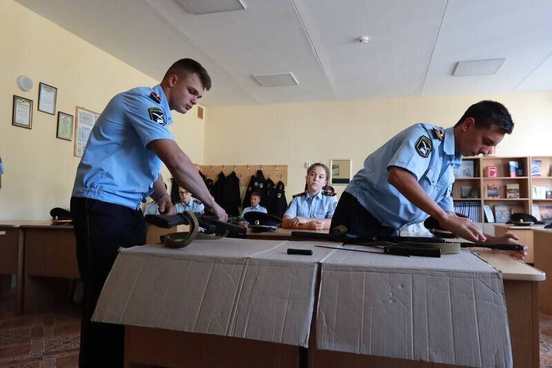 Крымских школьников начали обучать основам военного дела - фоторепортаж