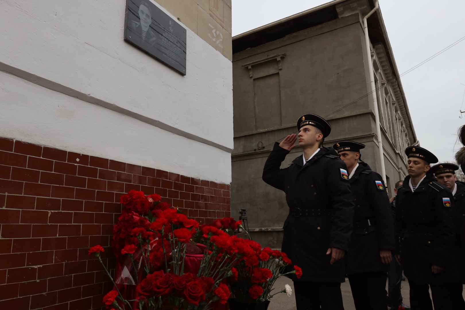 В симферопольской гимназии №1 открыли мемориальную доску в память о герое СВО