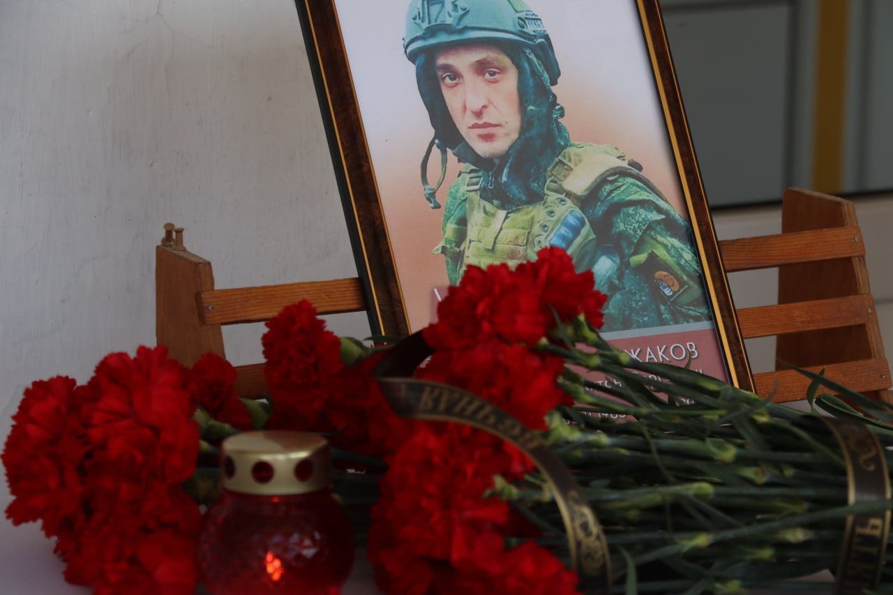 В Керчи увековечили память героя СВО Антона Ужакова