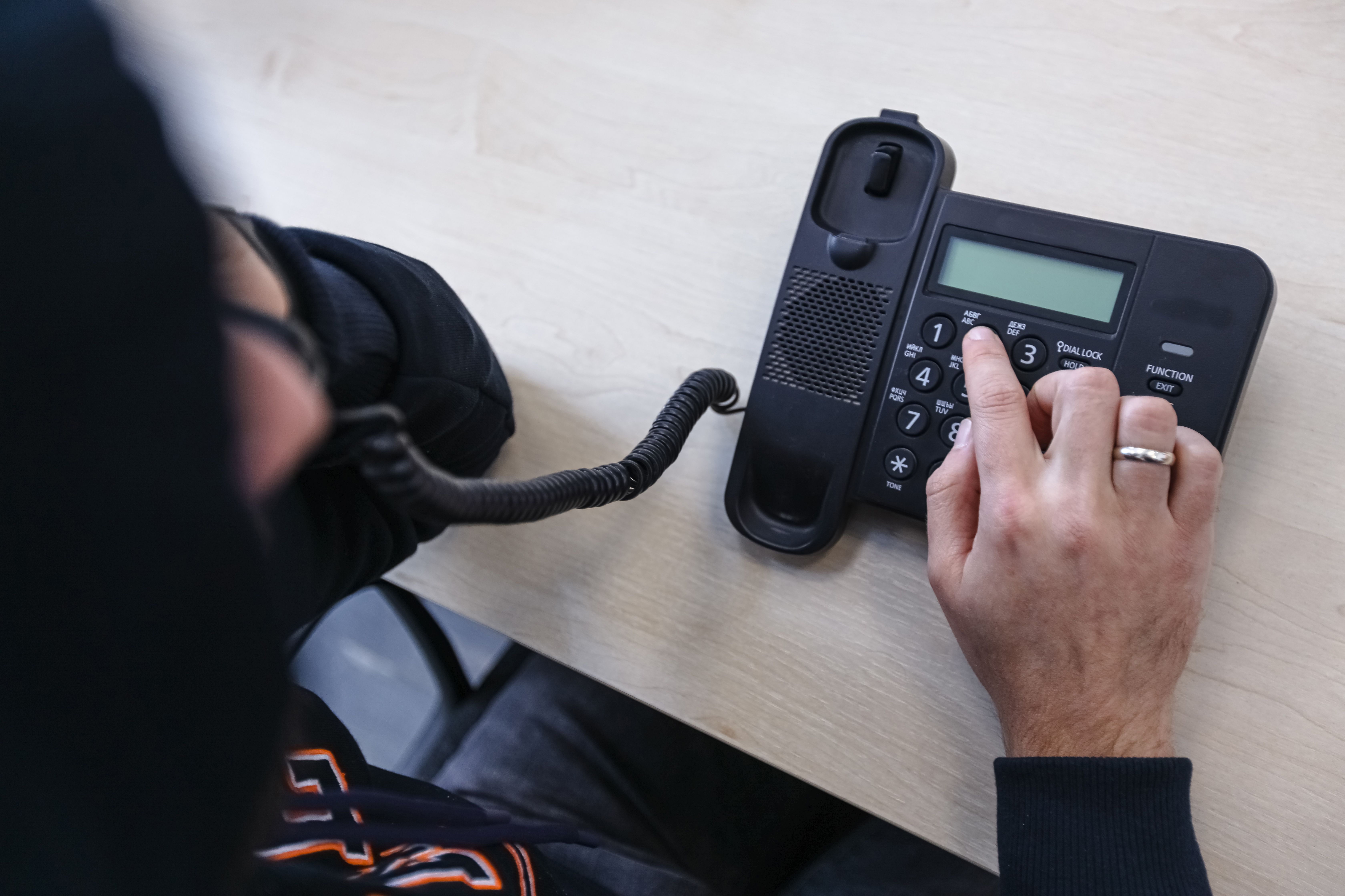 Звонок из прошлого: становится ли проводной телефон популярным среди крымчан