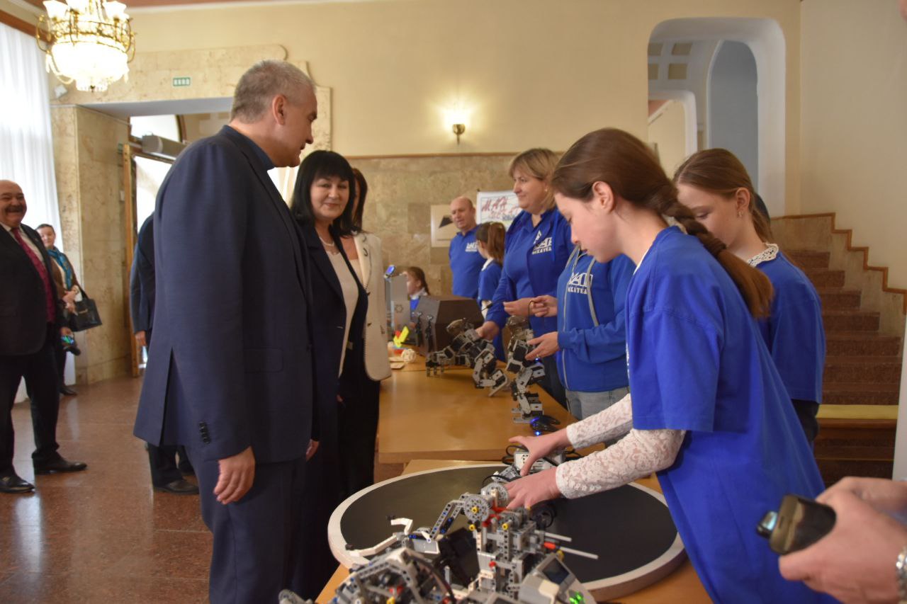В Симферополе прошло мероприятие посвященное 300-летнему юбилею Российской академии наук и 8 марта - фоторепортаж