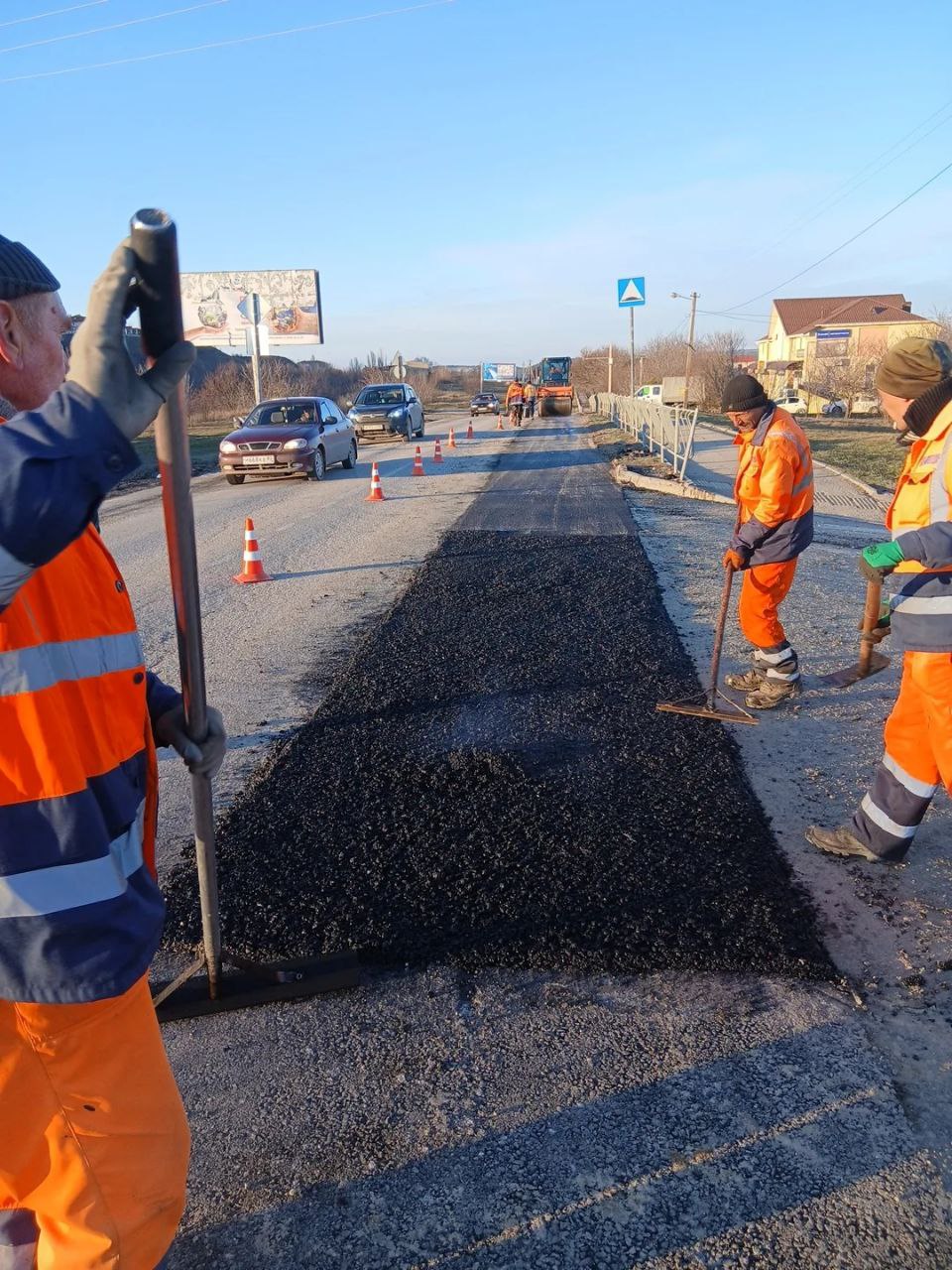 На  дорогах 14 улиц Симферополя дорожники сегодня залатают ямы: адреса 