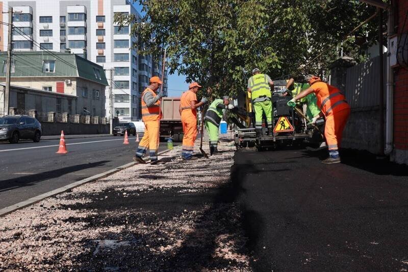 В Симферополе ремонтируют тротуар на улице 51-Армии 