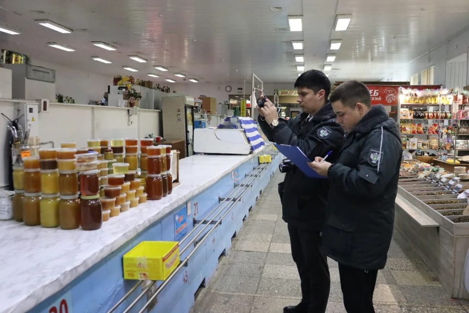 Инспекторы обнаружили подозрительные продукты на Центральном рынке Симферополя