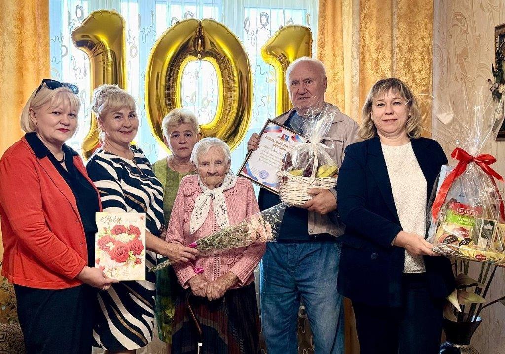 Свыше ста долгожителей Крыма получили выплату в размере 50 тысяч рублей