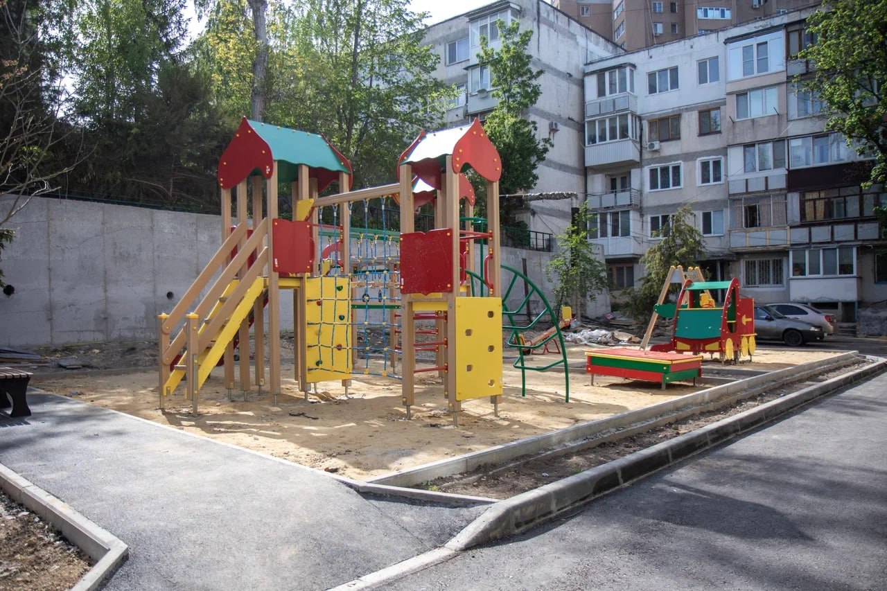 В Симферополе благоустраивают 10 дворовых территорий 