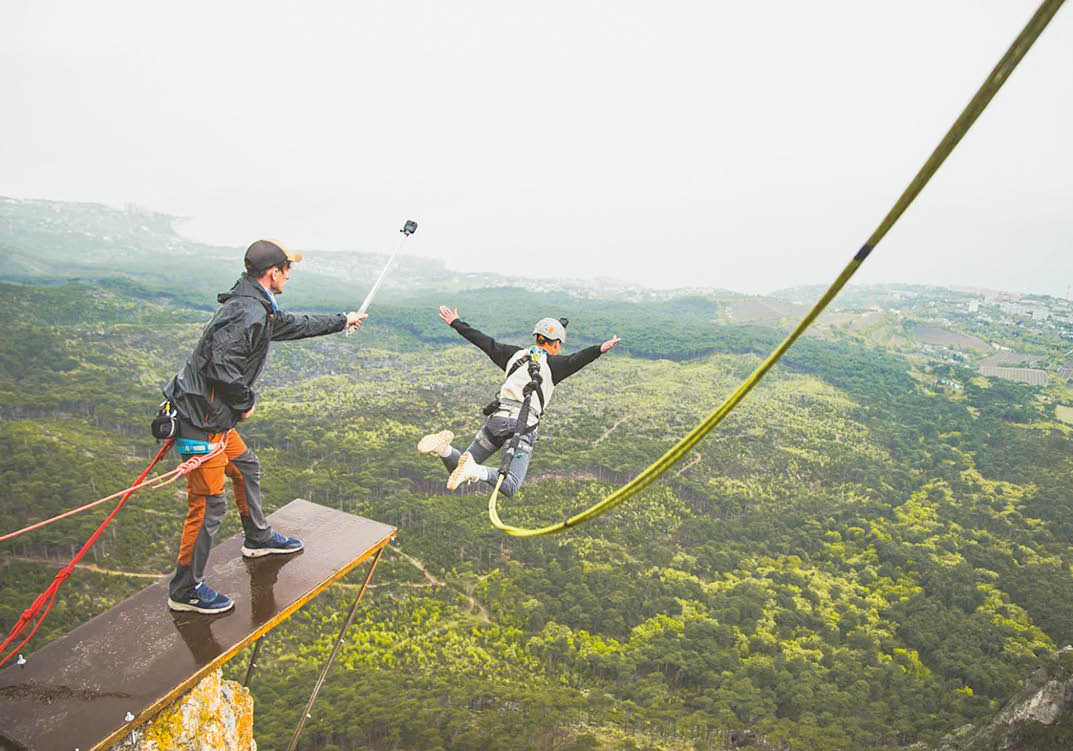 71-летний севастополец прыгнул более 50 раз с веревкой со скалы