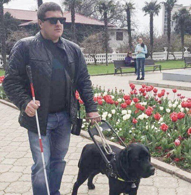 Как крымчанин получил собаку-поводыря и научился с ней ездить  на работу в соседний город