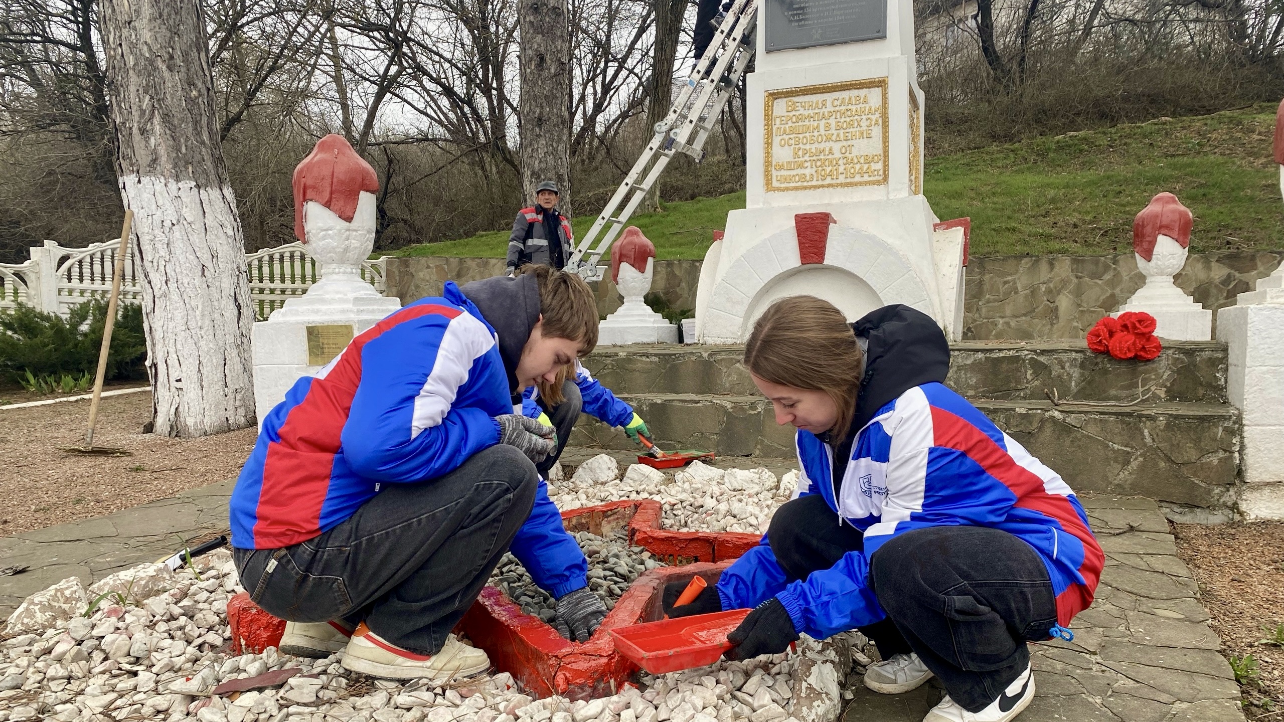Студенческие отряды Крыма благоустроили памятные места в Симферопольском и Первомайском районах