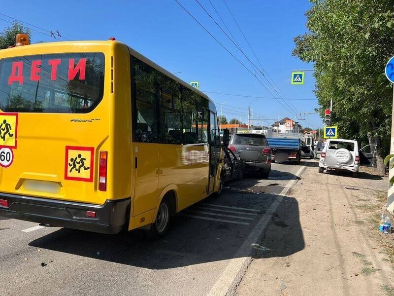 Есть пострадавшие: в Крыму школьный микроавтобус врезался в "Патриот"