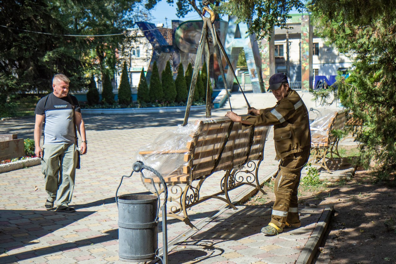 В Детском парке Симферополя установят 50 скамеек с эколамелями