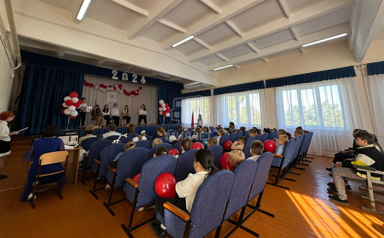 В сельской школе Раздольненского района обновили актовый зал благодаря инициативному бюджетированию