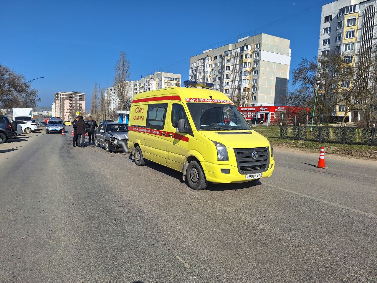 В Керчи водитель Chery протаранил автомобиль скорой помощи 