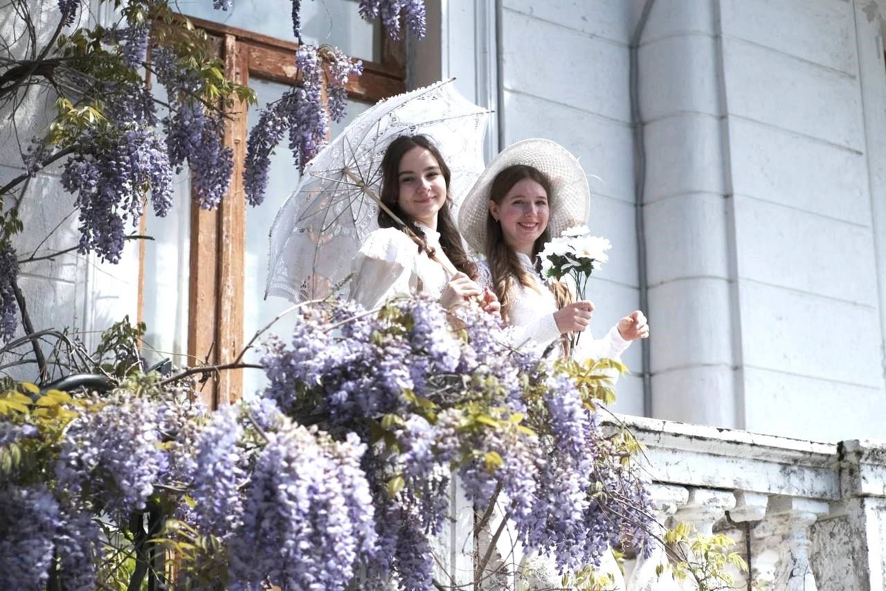 В Ливадии прошла благотворительная ярмарка "Белый цветок"