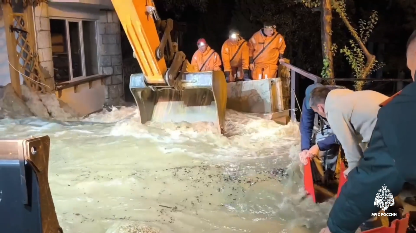 В Ялте от воды освободили 29 объектов, 8 остаются подтопленными