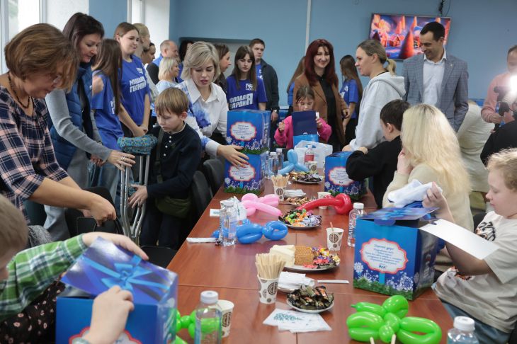 Детям погибших участников СВО вручили предновогодние подарки в Крыму