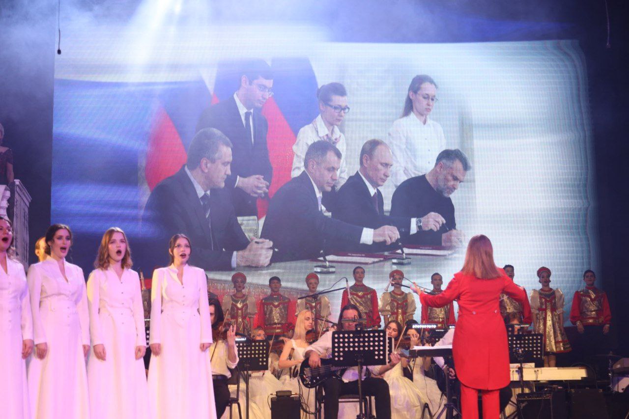 В Симферополе проходит праздничный концерт, посвященный юбилею Крымской весны - фоторепортаж