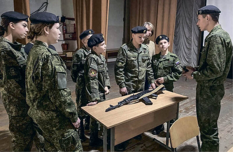 С прицелом на будущее: как воспитывают крымских юнармейцев