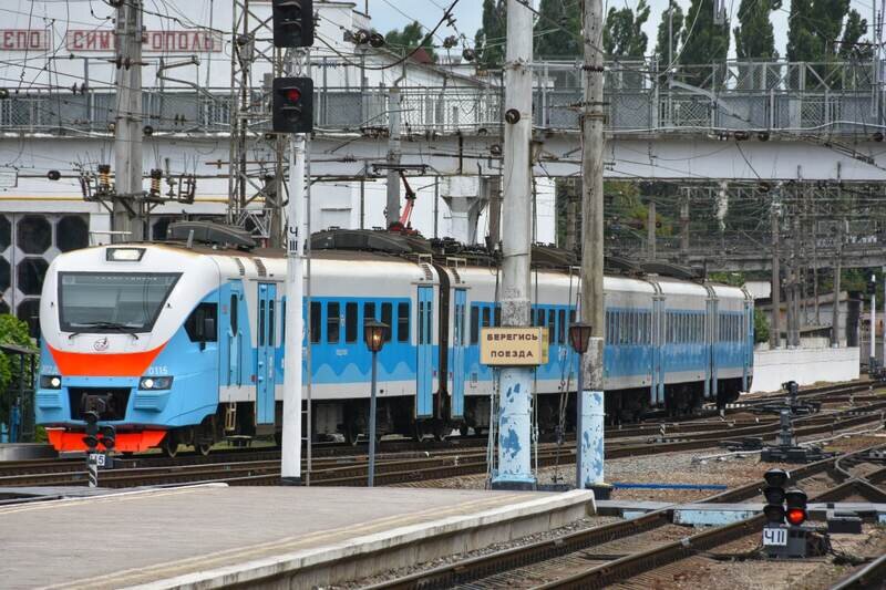 В Крыму приостановлено движение пригородных поездов