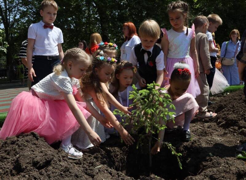 Маленькие крымчане высадили в Симферополе «детей» Кремлёвской ёлки