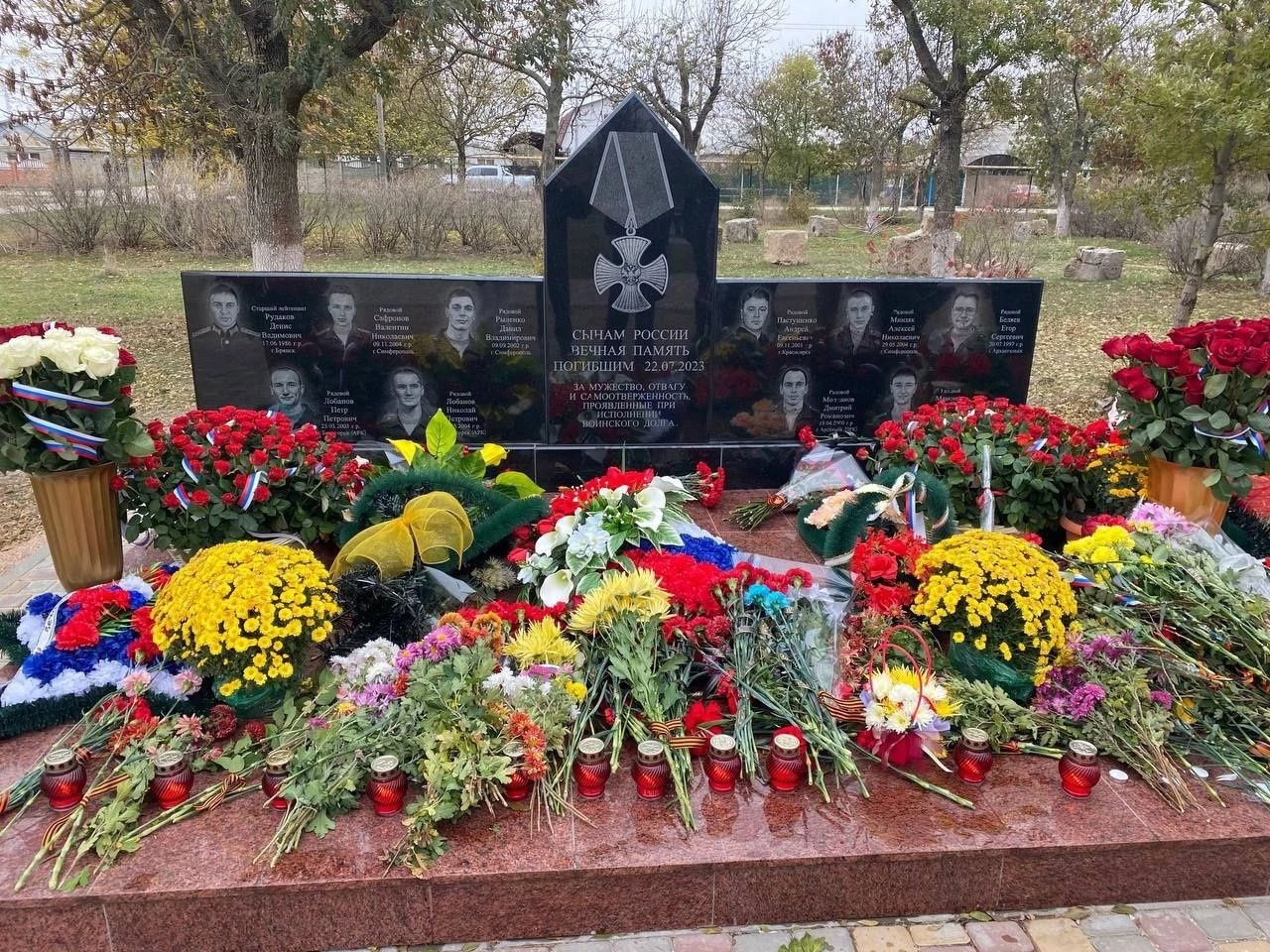 В Октябрьском открыли памятник бойцам, погибшим при исполнении воинского долга