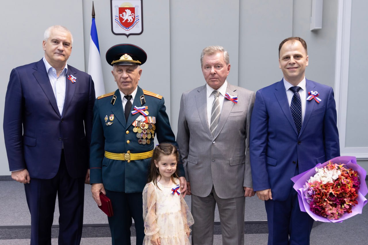 Крымчанам вручили заслуженные награды ко Дню России