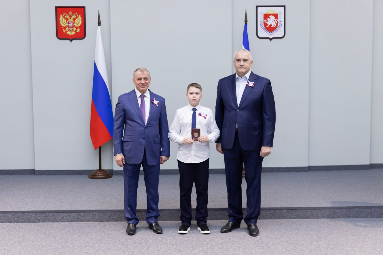 Юным жителям республики в честь 12-й годовщины Крымской весны вручили паспорта