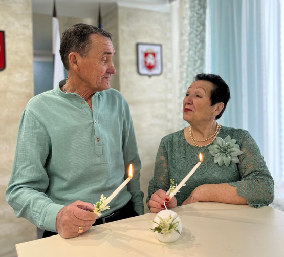 Песни, стихи и цветы: пенсионеры из Керчи отметили золотую свадьбу