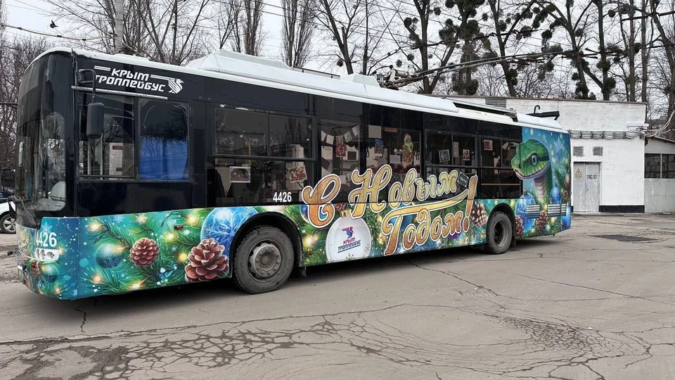 В Крыму на маршруты вышли новогодние троллейбусы