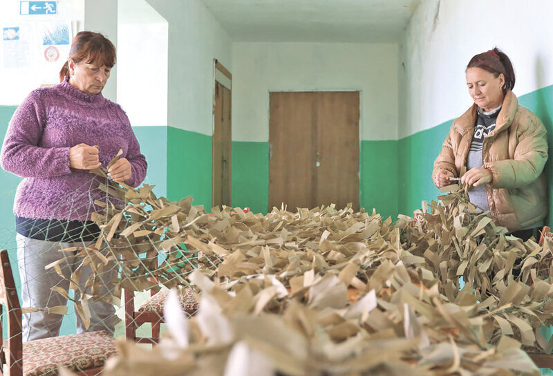 Волонтёры села Сусанино плетут масксети для бойцов СВО