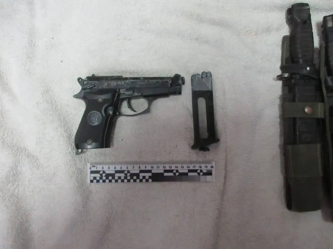 Взрывная крымчанка: у домохозяйки из Джанкоя нашли пистолет, штык-ножи и гексоген