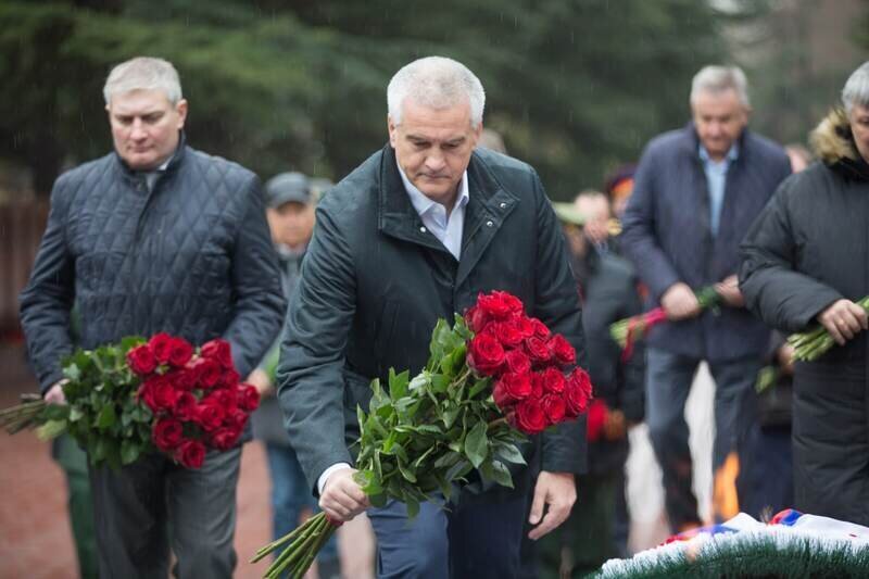 В Симферополе прошла церемония возложения цветов, приуроченная ко Дню Героев Отечества