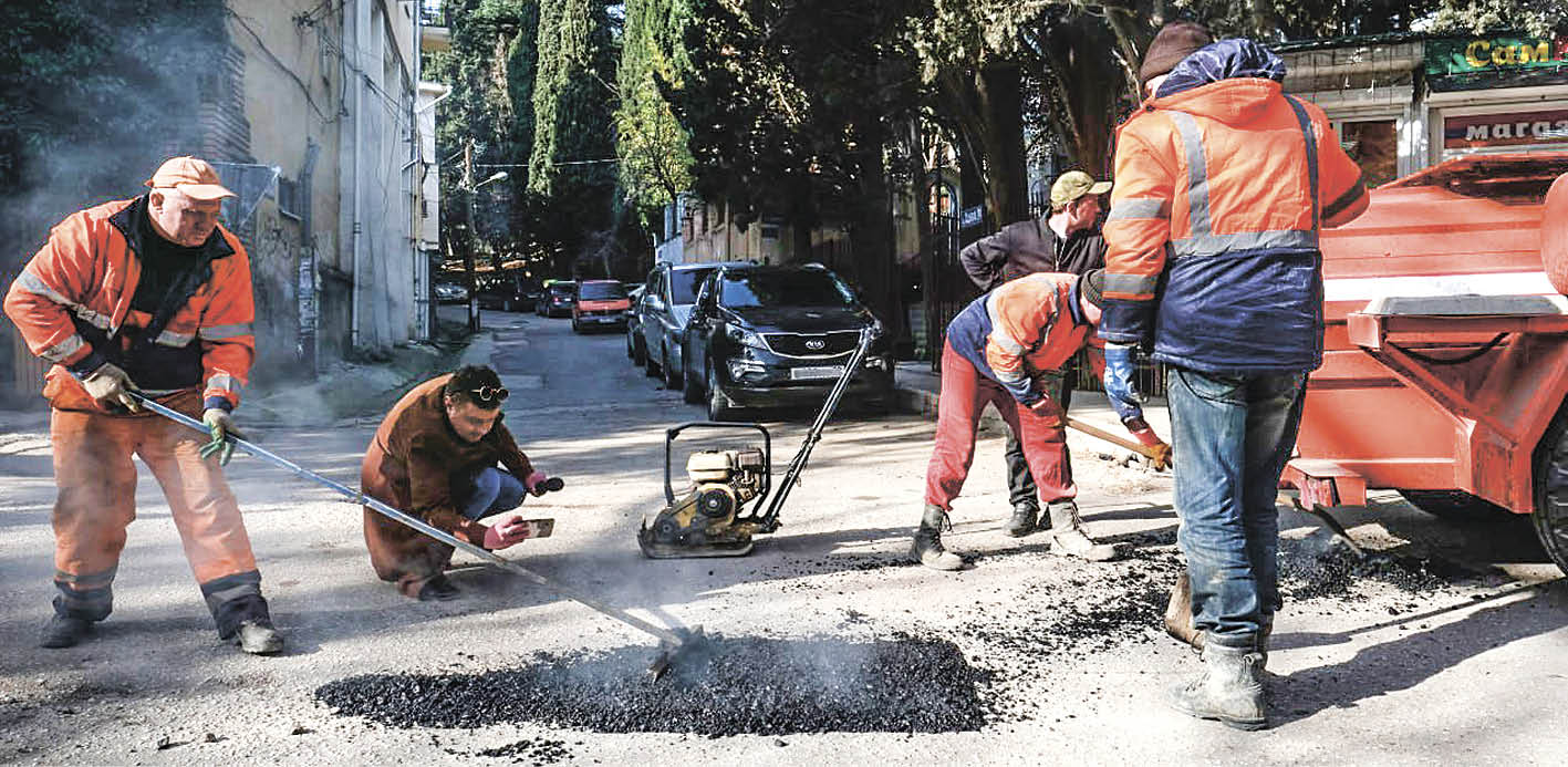 В Ялте внедрили новый способ ремонта дорог