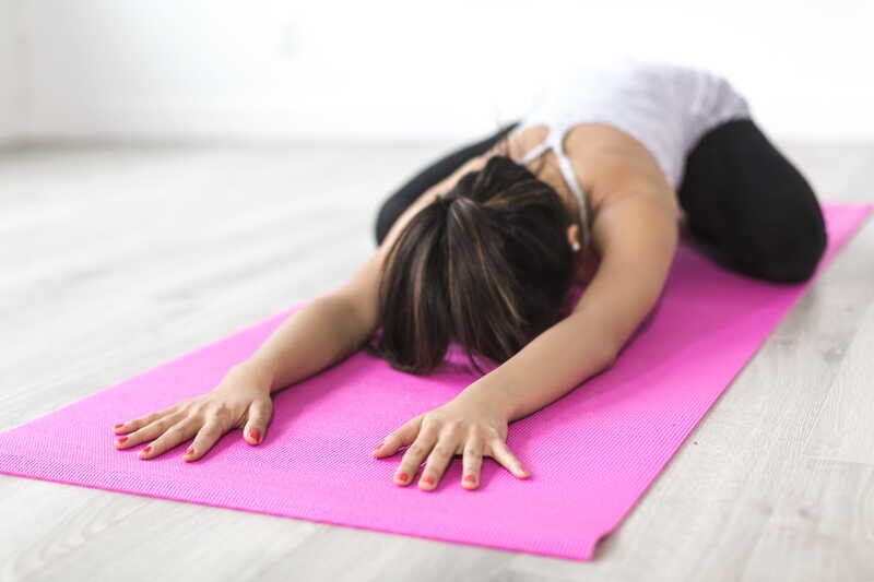 Растяжка это. Ардха Вирасана. Коврик для йоги упражнения. Растяжка на коврике упражнения. Гимнастические упражнения на Ков.