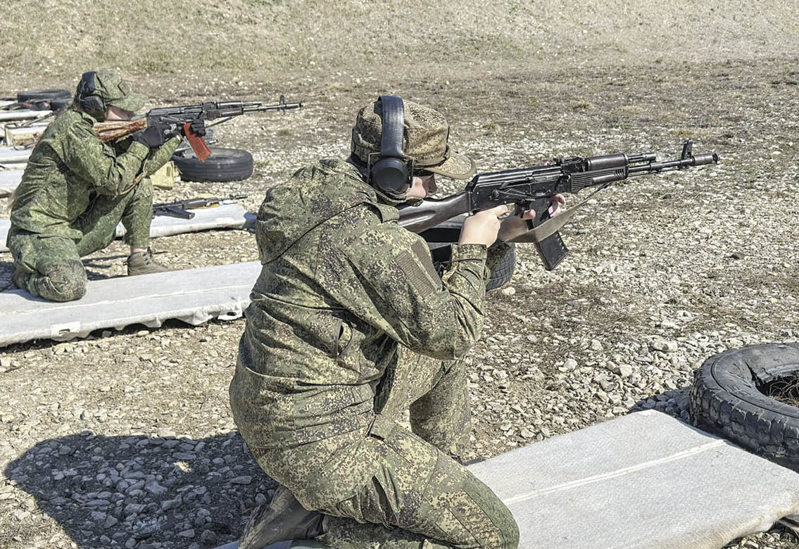 На одном из крымских полигонов прошёл чемпионат по стрельбе из автомата и пистолета
