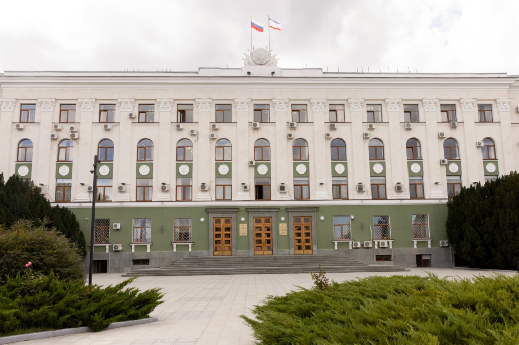 Зарплаты бюджетников, помощь сиротам и резерв на случай ликвидации ЧС: Аксёнов утвердил бюджет Крыма