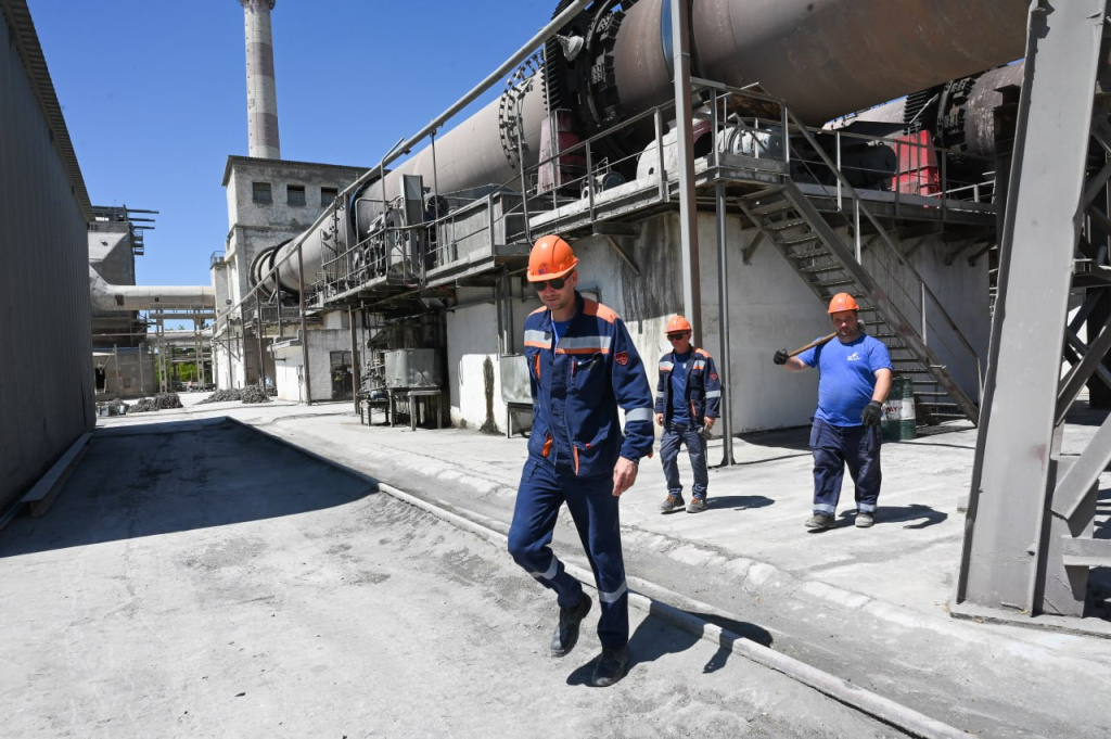 Новый стеклозавод, индустриальный парк и центр роботизации: как развивается промышленность Крыма