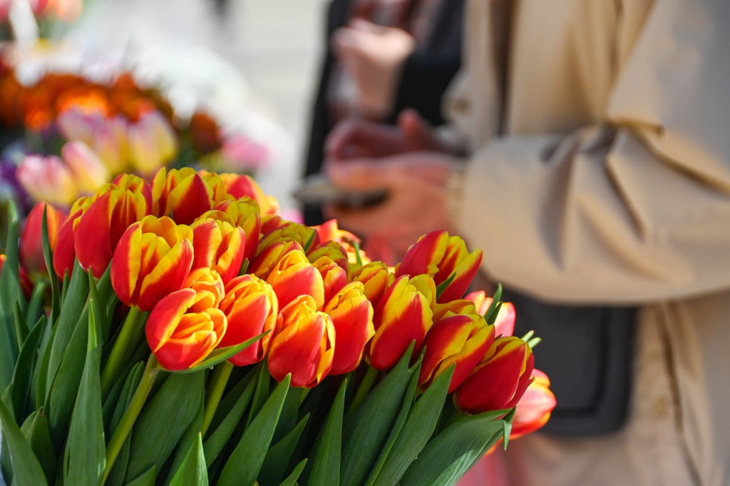 Вам букет от тайного поклонника: какие схемы используют мошенники на 8 марта