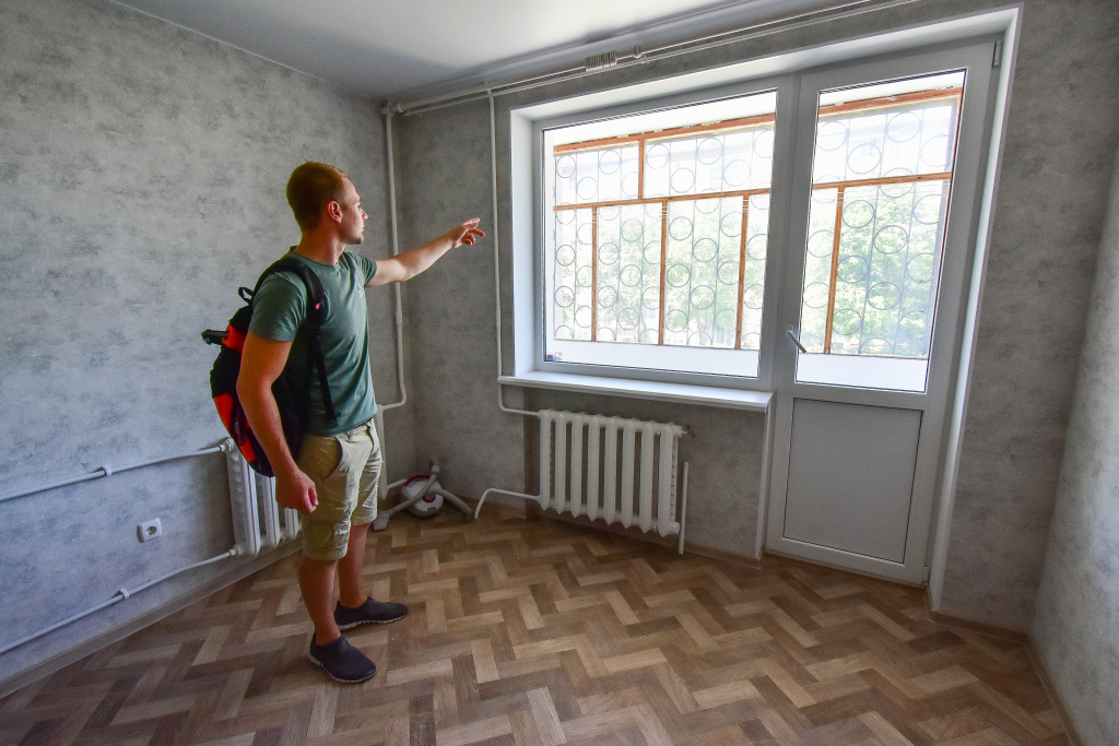 Фото: Гала Амарандо Алферов Петр - сирота. Получил квартиру в доме на ул. 51 армии, 111. Фото (с) Гала Амарандо (1).jpg
