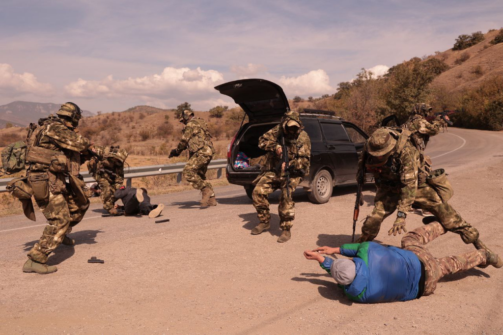 В двух районах Крыма проходят учения отрядов «БАРС»