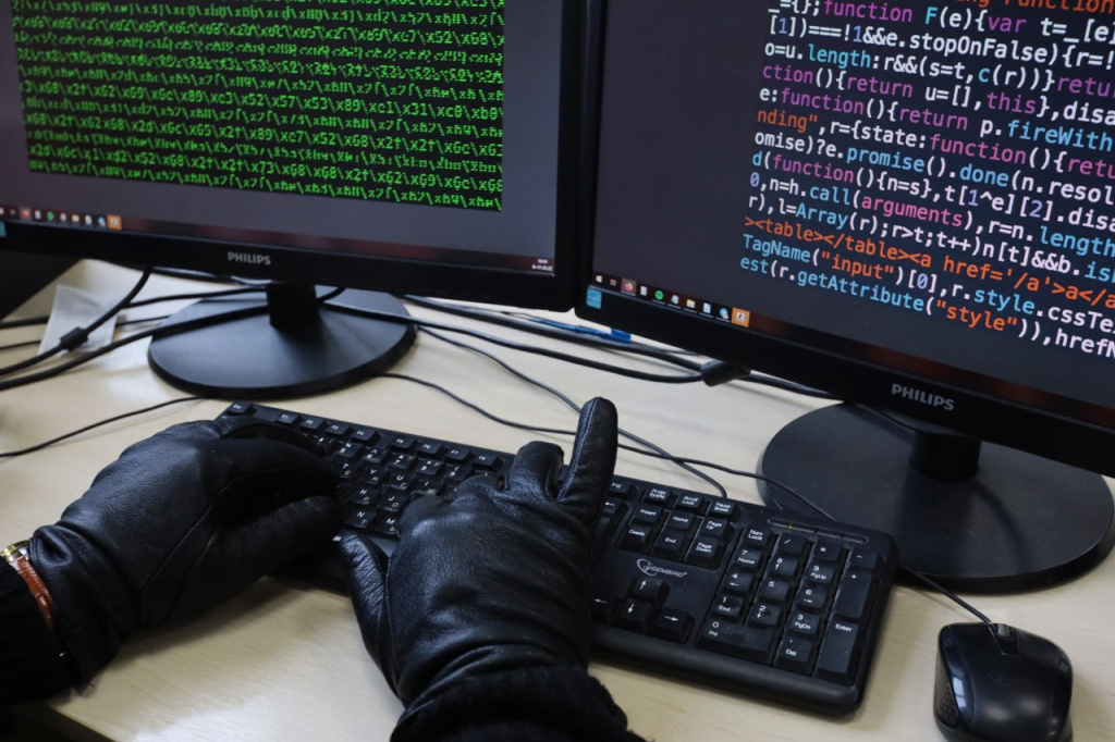 Жительница Симферополя перевала псевдополицейскому свыше 2,5 млн рублей