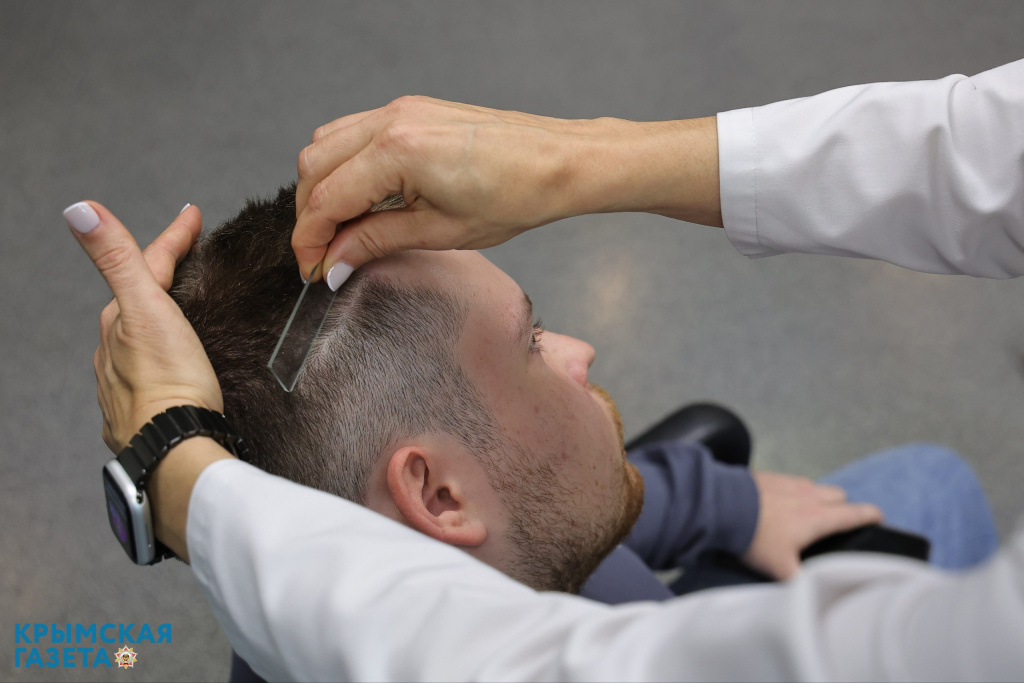 Ломкость и выпадение волос: врач рассказала, что грозит любителям ходить без шапок в холода