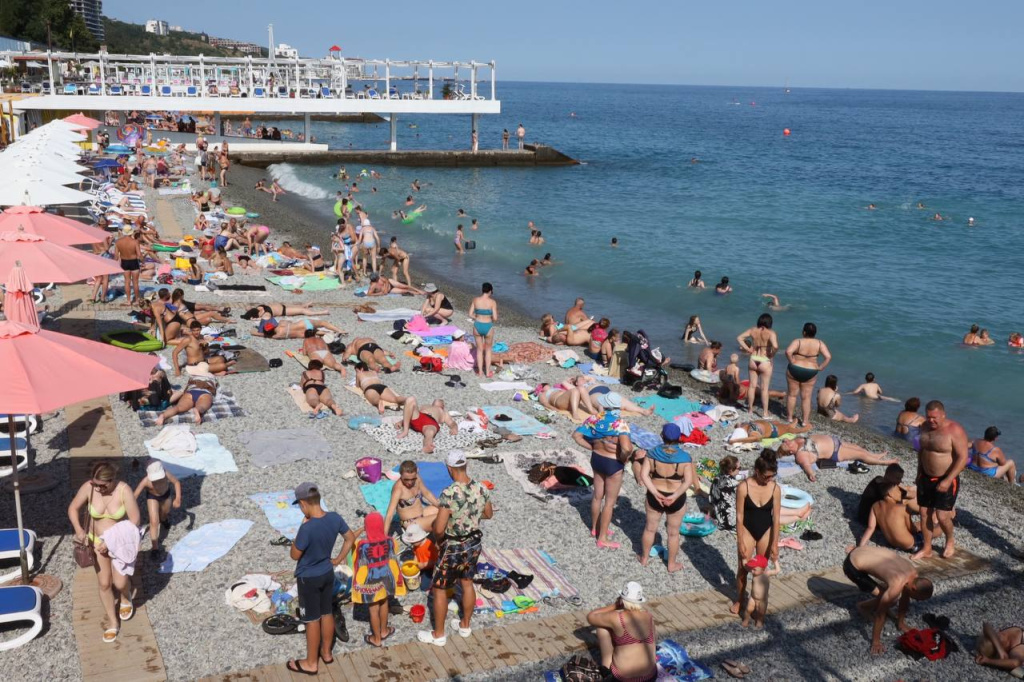 В Крыму поддержали идею штрафов за пляжную одежду в общественных местах