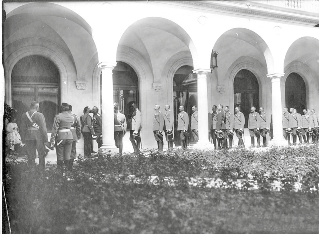 Император Николай II христосуется с офицерами. statearchive.ru 27-1.jpg