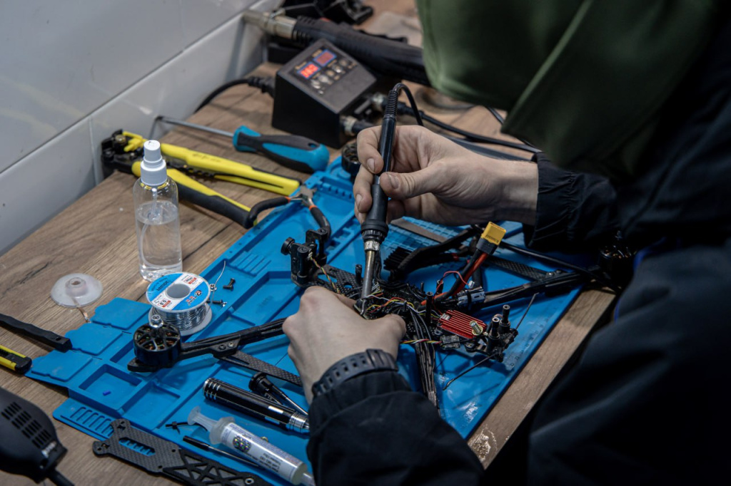 Крымские студенты узнали, как управлять FPV-дронами и ремонтировать их в полевых условиях